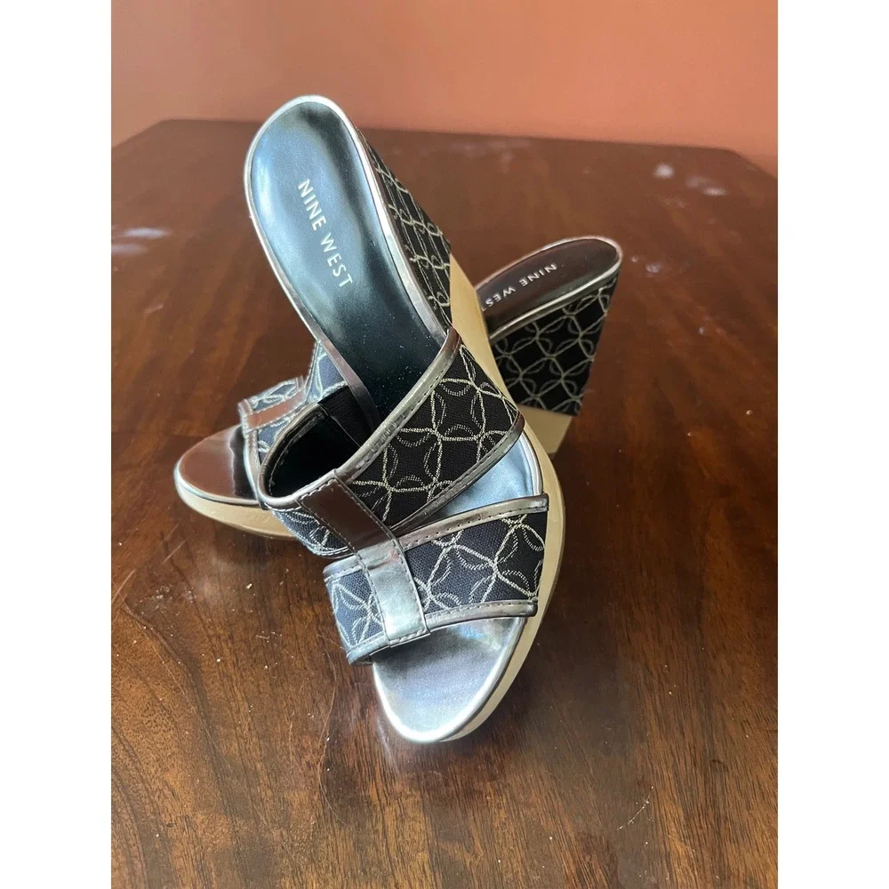 Nine West NWJUGI Wedge Sandals Silver Black Geometric Embroidered Slide Heels 7M